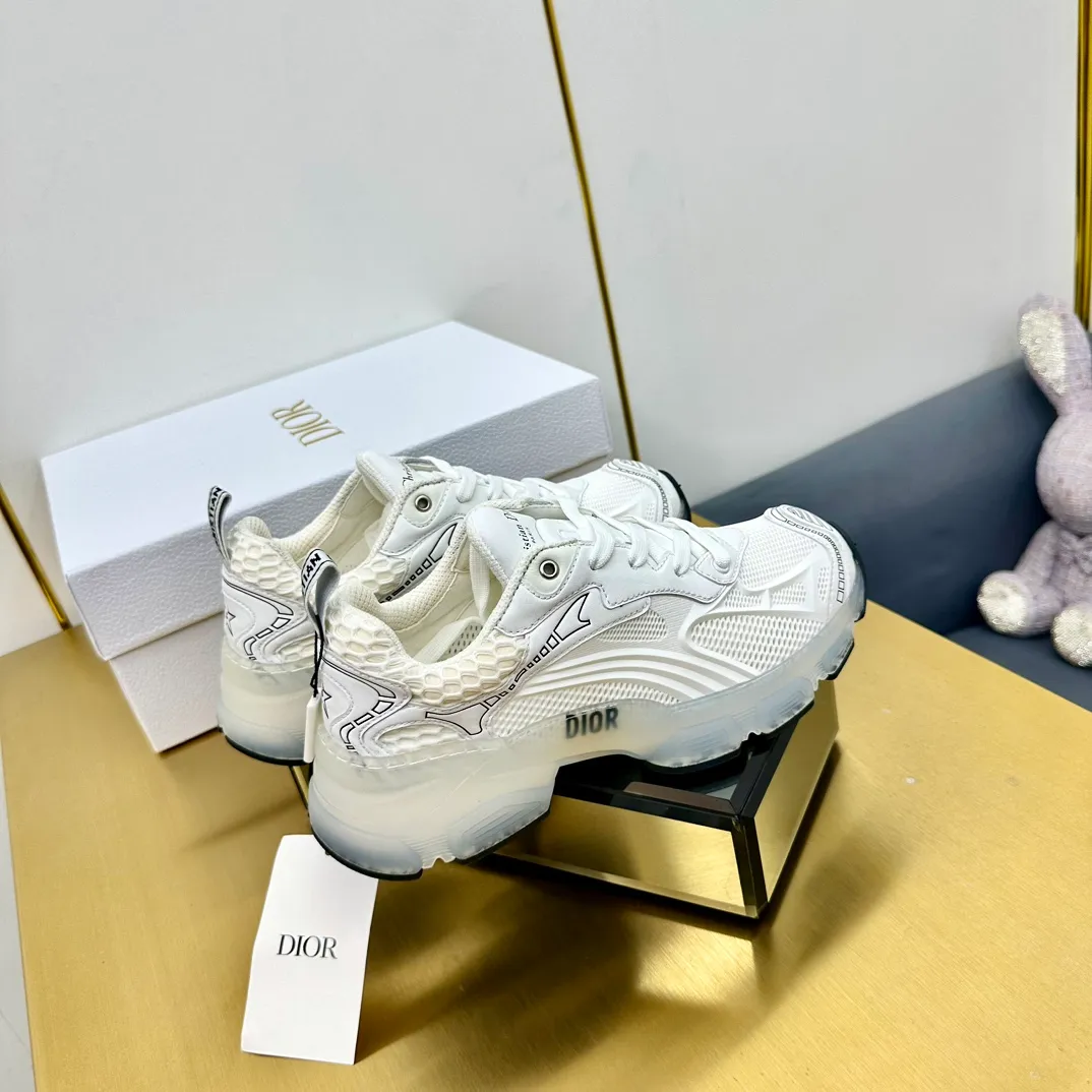 👟👟Ex-factory price 700👟👟 Top version 🌟🌟Dior 2024 spring and summer catwalk new style Vibe iconic fashion modern sports dad shoes CD letter logo Oblique printed pattern lace-up color-blocking thick-soled running shoes Stars' same jelly color casual women's shoes The top high-end version on the market Material: The upper is made of special technology with mesh fabric spliced with metal cowhide + environmentally friendly breathable fabric lining + original molded Tpu combination outsole. Bottom thickness: 4CM Size: 35-40 standard code (34.41 customization is not returnable)
